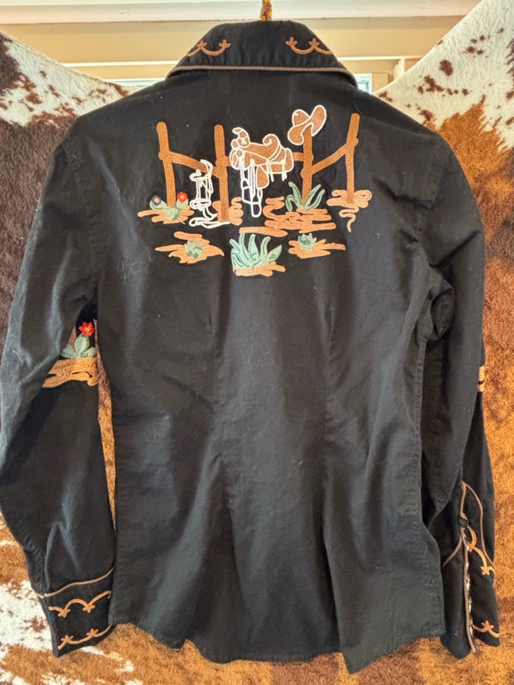 Rockmount pearl snap with intricate embroidery - Picture 6 of 8